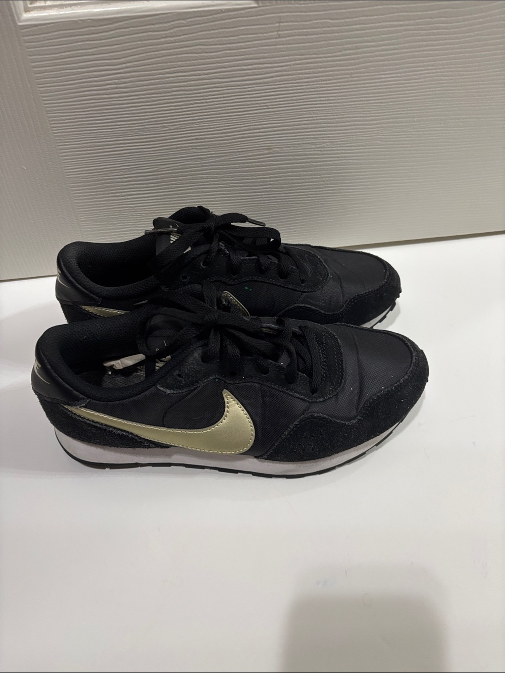 Youth Nike MD Valiant GS CN8558-009 Casual Shoes Black White Gold Size 5Y